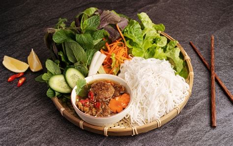  Bún Chả: Eine Symphonie von Würze und Frische, die deine Geschmacksknospen in Ekstase versetzen wird!