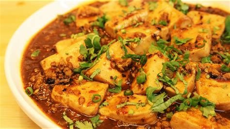  Hechi Besser als Mapo Tofu - Eine kulinarische Reise durch schlüpfrige Texturen und pikante Aromen!