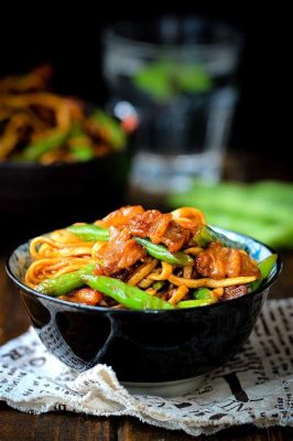  Luohe Braised Noodles - Ein würziges Feuerwerk der Aromen trifft auf eine seidige Nudelfreude!