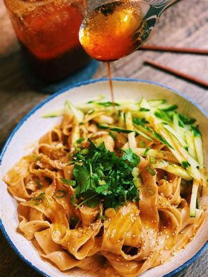  Zhangzhou Sesame Oil Noodles: Ein köstliches Fest der Aromen - perfekt gewürzt und mit einer verführerischen Textur!