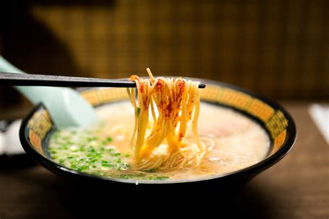  Hakata Ramen – Ein cremiges Umami-Erlebnis mit perfekt al dente Nudeln!